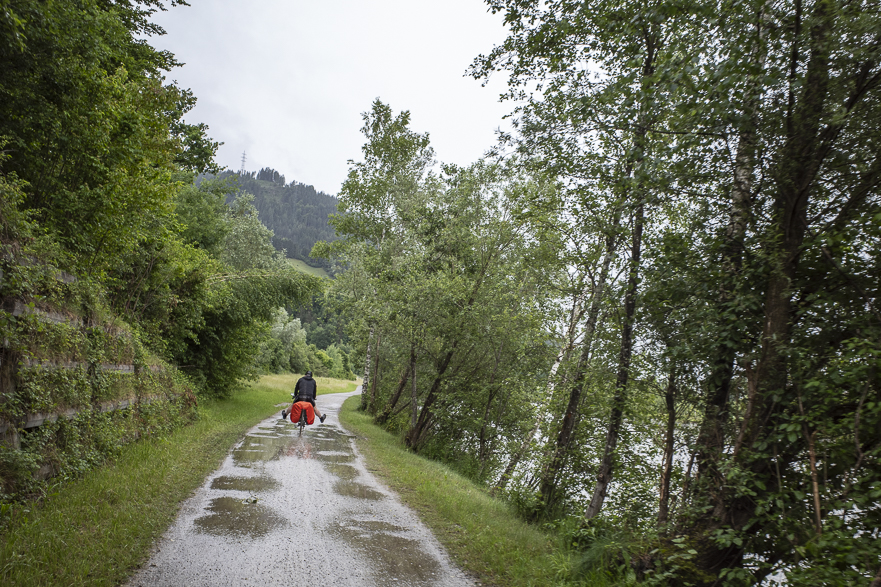 Am nassen Radweg entlang der Salzach